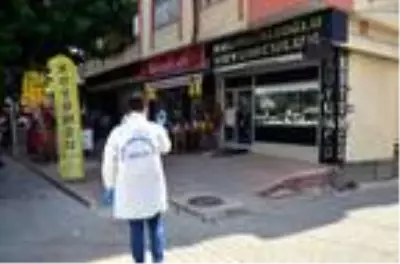 Kadın kılığındaki soyguncular, iş yerine otomatik kapı açılınca girmiş Kadın kılığındaki soyguncular, iş yerine otomatik kapı açılınca girmiş