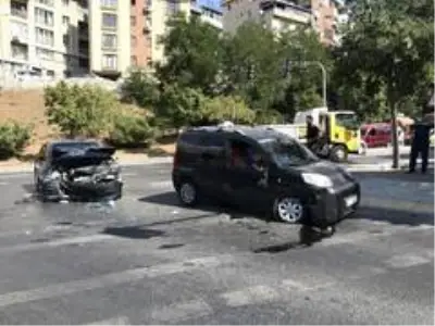 Kırmızı ışıkta geçti otomobil ve motosiklete çarptı: 3 yaralı Kırmızı ışıkta geçti otomobil ve motosiklete çarptı: 3 yaralı