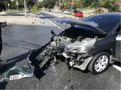 Kırmızı ışıkta geçti otomobil ve motosiklete çarptı: 3 yaralı Kırmızı ışıkta geçti otomobil ve motosiklete çarptı: 3 yaralı