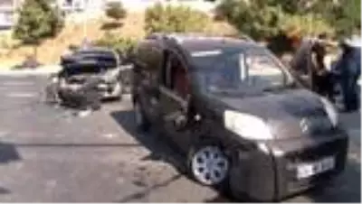 Kırmızı ışıkta geçti otomobil ve motosiklete çarptı: 3 yaralı Kırmızı ışıkta geçti otomobil ve motosiklete çarptı: 3 yaralı