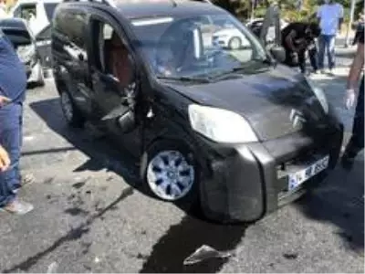 Kırmızı ışıkta geçti otomobil ve motosiklete çarptı: 3 yaralı Kırmızı ışıkta geçti otomobil ve motosiklete çarptı: 3 yaralı