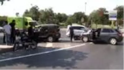 Kırmızı ışıkta geçti otomobil ve motosiklete çarptı: 3 yaralı Kırmızı ışıkta geçti otomobil ve motosiklete çarptı: 3 yaralı