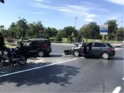 Kırmızı ışıkta geçti otomobil ve motosiklete çarptı: 3 yaralı Kırmızı ışıkta geçti otomobil ve motosiklete çarptı: 3 yaralı