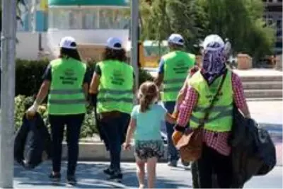 Kırşehir'de, gönüllü sokak işçileri şehir temizliği yaptı Kırşehir'de, gönüllü sokak işçileri şehir temizliği yaptı