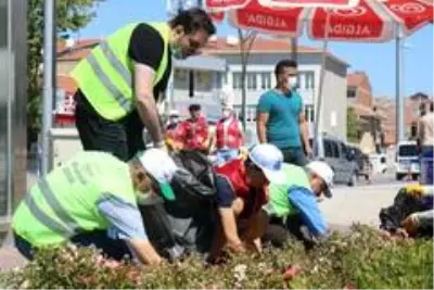 Kırşehir'de, gönüllü sokak işçileri şehir temizliği yaptı Kırşehir'de, gönüllü sokak işçileri şehir temizliği yaptı
