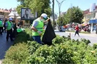 Kırşehir'de, gönüllü sokak işçileri şehir temizliği yaptı Kırşehir'de, gönüllü sokak işçileri şehir temizliği yaptı