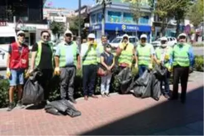 Kırşehir'de, gönüllü sokak işçileri şehir temizliği yaptı Kırşehir'de, gönüllü sokak işçileri şehir temizliği yaptı