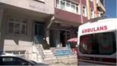 Küçükçekmece'de feci olay...Annesinin intihar ettiğini gören oğlu da bileklerini keserek intihara... Küçükçekmece'de feci olay...Annesinin intihar ettiğini gören oğlu da bileklerini keserek intihara...