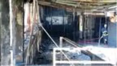 Kullanılmayan iş yeri alev alev yandı Kullanılmayan iş yeri alev alev yandı