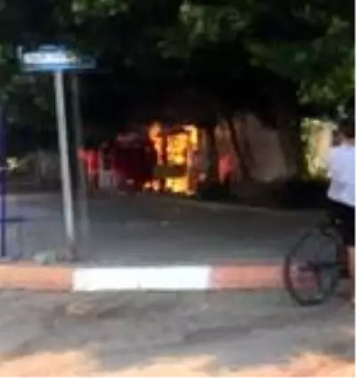 Kullanılmayan iş yeri alev alev yandı Kullanılmayan iş yeri alev alev yandı