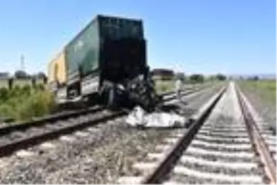 Lastiği patlayan TIR demir yoluna girdi, kupa raylara devrildi Lastiği patlayan TIR demir yoluna girdi, kupa raylara devrildi