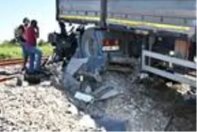Lastiği patlayan TIR demir yoluna girdi, kupa raylara devrildi Lastiği patlayan TIR demir yoluna girdi, kupa raylara devrildi