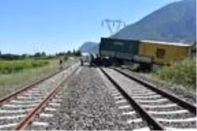 Lastiği patlayan TIR demir yoluna girdi, kupa raylara devrildi Lastiği patlayan TIR demir yoluna girdi, kupa raylara devrildi