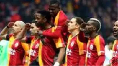 Maaşını 850 bin euroya indiren Ryan Donk, G.Saray'la 1 yıllık yeni sözleşme imzaladı Maaşını 850 bin euroya indiren Ryan Donk, G.Saray'la 1 yıllık yeni sözleşme imzaladı