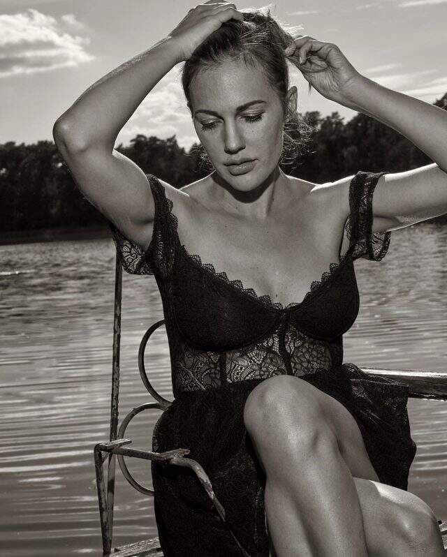 Meryem Uzerli, derin göğüs dekolteli elbisesiyle hayran bıraktı