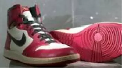 Michael Jordan'ın hazırlık maçında giydiği ayakkabı rekor fiyatla 615 bin dolara satıldı Michael Jordan'ın hazırlık maçında giydiği ayakkabı rekor fiyatla 615 bin dolara satıldı