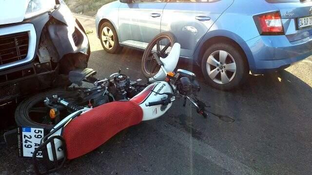 Minibüse çarpan motosikletli kurye, karşı şeritten gelen otomobilin camına fırladı Minibüse çarpan motosikletli kurye, karşı şeritten gelen otomobilin camına fırladı