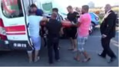Minibüse çarpan motosikletli kurye, karşı şeritten gelen otomobilin camına düştü