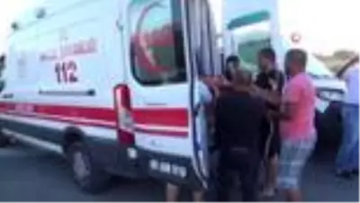 Minibüse çarpan motosikletli kurye, karşı şeritten gelen otomobilin camına düştü