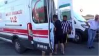 Minibüse çarpan motosikletli kurye, karşı şeritten gelen otomobilin camına düştü