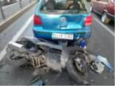 Motosiklet otomobile çarptı: 2 yaralı Motosiklet otomobile çarptı: 2 yaralı