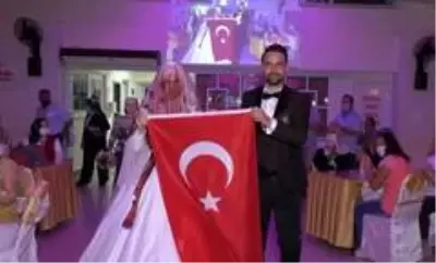 Salona bayraklarla giren gelin damat tüyleri diken diken etti Salona bayraklarla giren gelin damat tüyleri diken diken etti