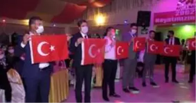 Salona bayraklarla giren gelin damat tüyleri diken diken etti Salona bayraklarla giren gelin damat tüyleri diken diken etti