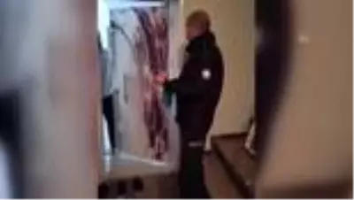 Son dakika haberleri! Şehit polisin pandemi sürecinde ağlayan çocuğa emzik getirmesi Son dakika haberleri! Şehit polisin pandemi sürecinde ağlayan çocuğa emzik getirmesi