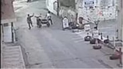 Son dakika haber! Seyir halindeyken üzerinden atladıkları motosiklet kuryeye çarptı...İlginç kaza kamerada Son dakika haber! Seyir halindeyken üzerinden atladıkları motosiklet kuryeye çarptı...İlginç kaza kamerada