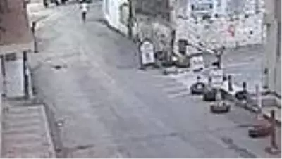 Son dakika haber! Seyir halindeyken üzerinden atladıkları motosiklet kuryeye çarptı...İlginç kaza kamerada Son dakika haber! Seyir halindeyken üzerinden atladıkları motosiklet kuryeye çarptı...İlginç kaza kamerada