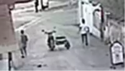 Son dakika haber! Seyir halindeyken üzerinden atladıkları motosiklet kuryeye çarptı...İlginç kaza kamerada Son dakika haber! Seyir halindeyken üzerinden atladıkları motosiklet kuryeye çarptı...İlginç kaza kamerada