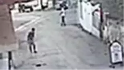 Son dakika haber! Seyir halindeyken üzerinden atladıkları motosiklet kuryeye çarptı...İlginç kaza kamerada Son dakika haber! Seyir halindeyken üzerinden atladıkları motosiklet kuryeye çarptı...İlginç kaza kamerada