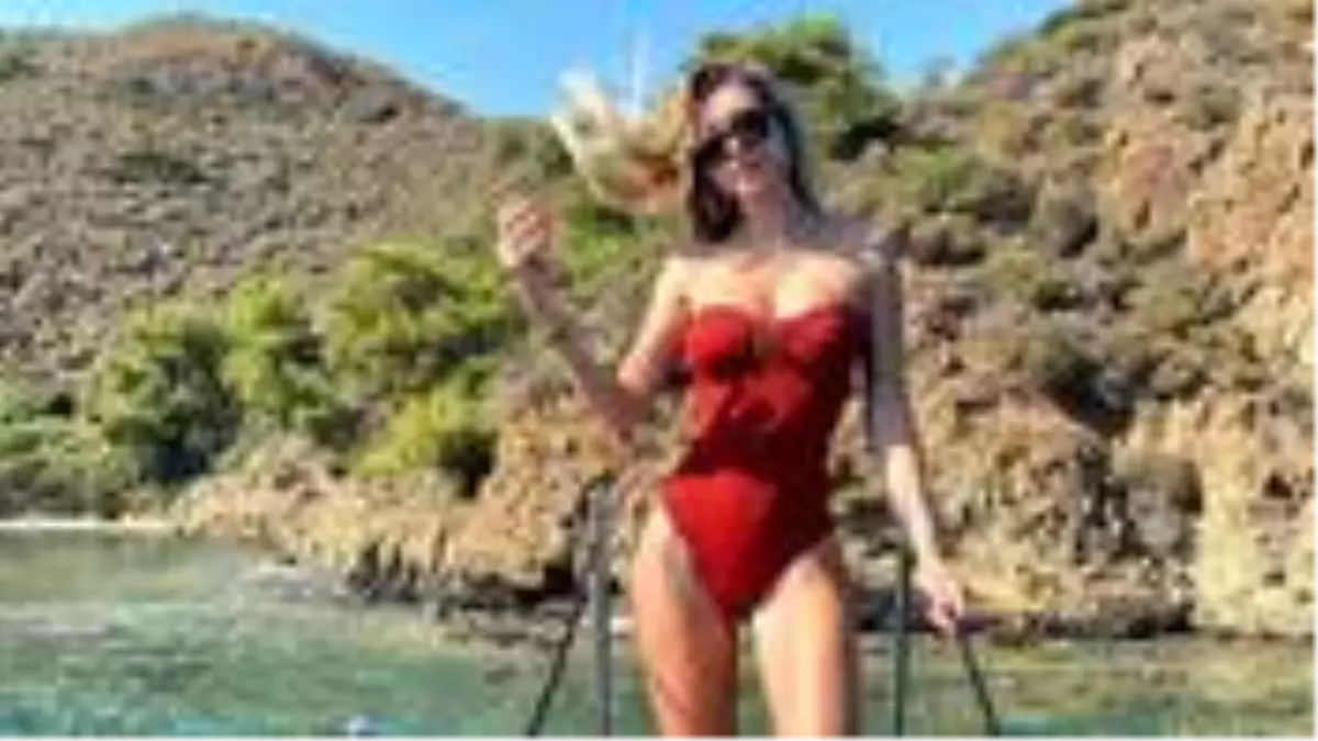 Şeyma Subaşı, süper mini elbisesiyle verdiği pozları paylaştı