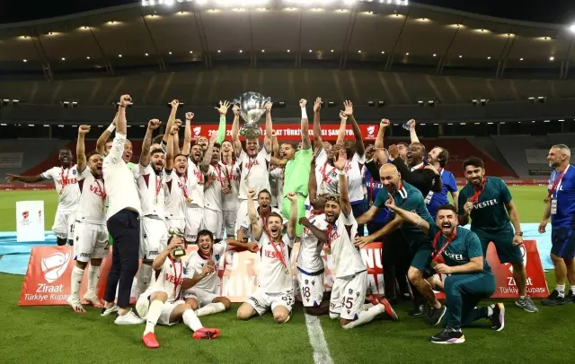 Son Dakika: Galatasaray'ın ardından Trabzonspor'da da bir futbolcunun koronavirüs testi pozitif sonuçlandı Son Dakika: Galatasaray'ın ardından Trabzonspor'da da bir futbolcunun koronavirüs testi pozitif sonuçlandı