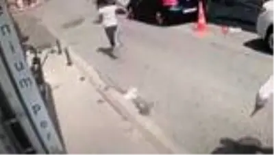 Telefonu kulağından çaldılar! Taksim'deki kapkaç dehşeti kamerada Telefonu kulağından çaldılar! Taksim'deki kapkaç dehşeti kamerada
