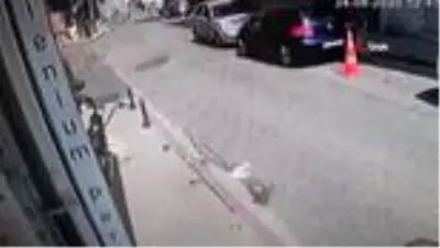 Telefonu kulağından çaldılar! Taksim'deki kapkaç dehşeti kamerada Telefonu kulağından çaldılar! Taksim'deki kapkaç dehşeti kamerada