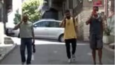Telefonu kulağından çaldılar! Taksim'deki kapkaç dehşeti kamerada Telefonu kulağından çaldılar! Taksim'deki kapkaç dehşeti kamerada