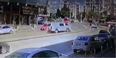 Tansiyonu düşen sürücü refüjdeki elektrik direğine çarptı Tansiyonu düşen sürücü refüjdeki elektrik direğine çarptı