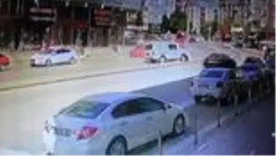 Son dakika 3. sayfa: Tansiyonu düşen sürücü refüjdeki elektrik direğine çarptı...Kaza anı kamerada Son dakika 3. sayfa: Tansiyonu düşen sürücü refüjdeki elektrik direğine çarptı...Kaza anı kamerada