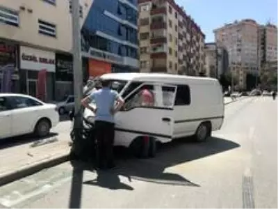 Tansiyonu düşen sürücü refüjdeki elektrik direğine çarptı Tansiyonu düşen sürücü refüjdeki elektrik direğine çarptı