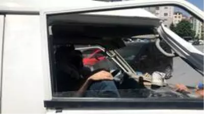 Tansiyonu düşen sürücü refüjdeki elektrik direğine çarptı Tansiyonu düşen sürücü refüjdeki elektrik direğine çarptı