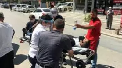 Tansiyonu düşen sürücü refüjdeki elektrik direğine çarptı Tansiyonu düşen sürücü refüjdeki elektrik direğine çarptı