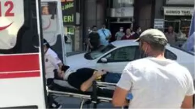 Tansiyonu düşen sürücü refüjdeki elektrik direğine çarptı Tansiyonu düşen sürücü refüjdeki elektrik direğine çarptı