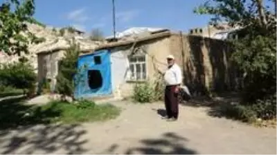 Tavanı çökmek üzere olan evde yaşam mücadelesi Tavanı çökmek üzere olan evde yaşam mücadelesi