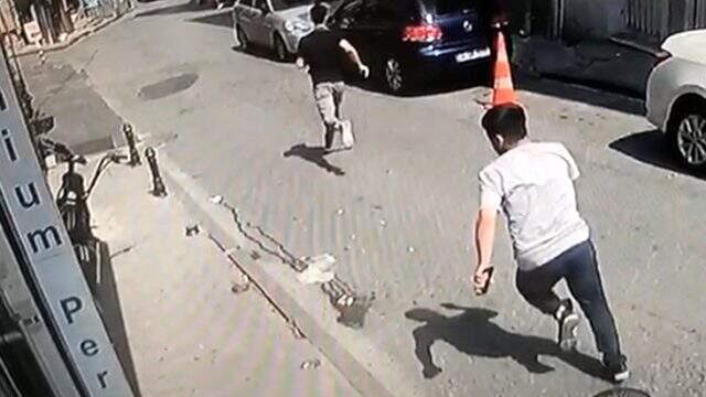 Telefonu kulağından çaldılar! Taksim'deki kapkaç dehşeti kamerada Telefonu kulağından çaldılar! Taksim'deki kapkaç dehşeti kamerada