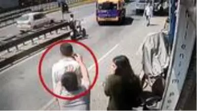 Telefonu kulağından çaldılar! Taksim'deki kapkaç dehşeti kamerada Telefonu kulağından çaldılar! Taksim'deki kapkaç dehşeti kamerada