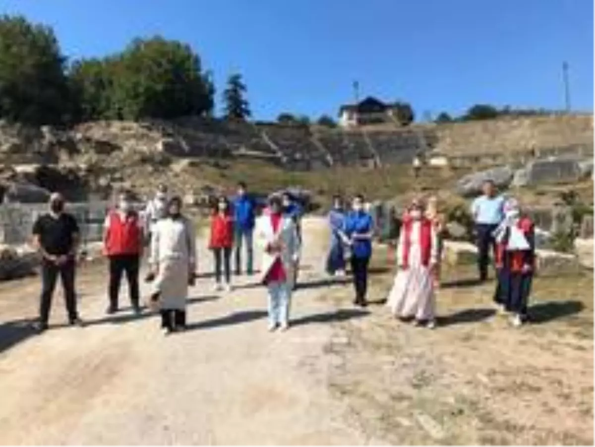 Yarışmaya katılacak gençler Antik kenti incelemede bulundu