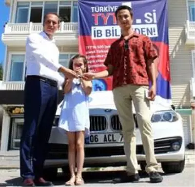 YKS'de birinci olan öğrencisine 450 bin liralık lüks aracını hediye etti YKS'de birinci olan öğrencisine 450 bin liralık lüks aracını hediye etti