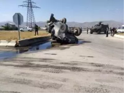 Son Dakika | Yüksekova'da kaza yapan zırhlı polis aracı yan yattı Son Dakika | Yüksekova'da kaza yapan zırhlı polis aracı yan yattı