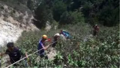 Son dakika 3. sayfa: 300 metrelik uçuruma yuvarlandı 6 saatte kurtarıldı Son dakika 3. sayfa: 300 metrelik uçuruma yuvarlandı 6 saatte kurtarıldı